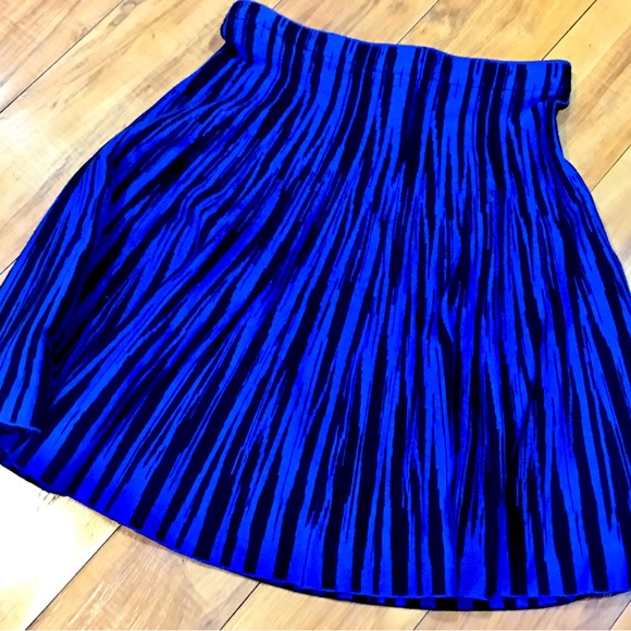 Carmen Marc Valvo Dresses & Skirts - Carmen Marc Valvo sweater skirt career above knee blue black small